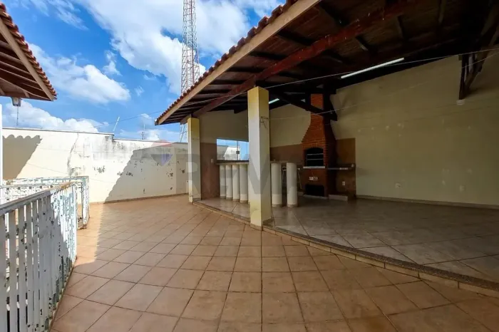 Casa à venda no Jardim Santa Rosa - 3 quartos, área gourmet com churrasqueira e 3 vagas de
