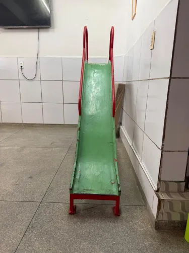 Escorregador escolar semi novo