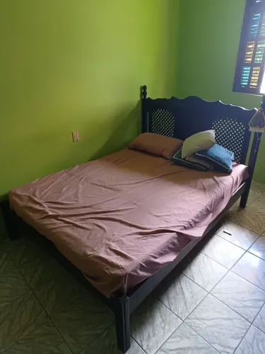 Vendo Guarda roupas + cama em madeira, com colchão
