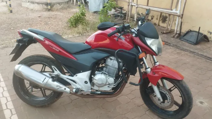 Vendo cb 300 2010 doc em dias