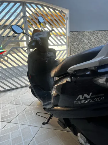 Suzuki Burgman 125 - Scooter confortável e econômica