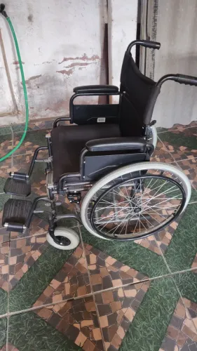 Vende_ se cadeira de rodas