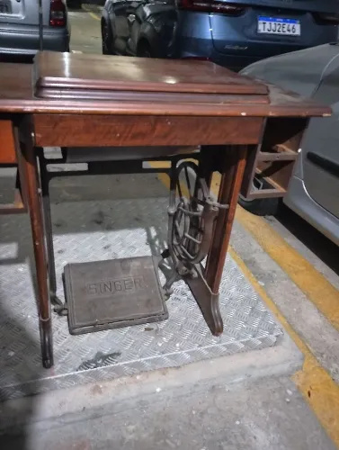 Mesa de máquina de costura antiga