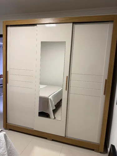 Guarda roupa semi novo 