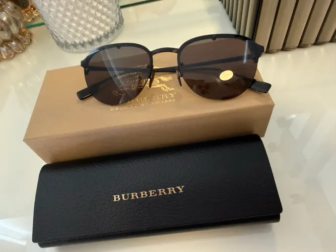 Óculos de sol da Burberry, original.