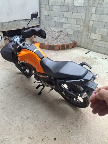 Moto sem detalhes bem cuidada