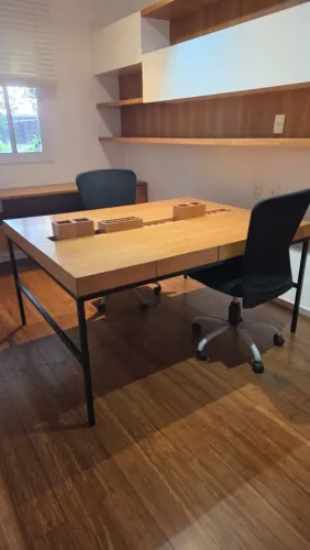 MESA DE ESCRITÓRIO COM DUAS ESTAÇÕES DE TRABALHO