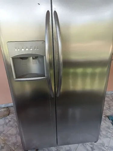Geladeira Eletrolux com defeitos.