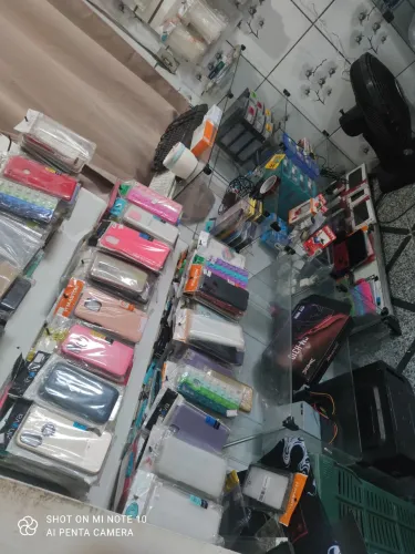 Vende-se mercadorias de celular capinhas platileiras ganchos acessórios balcão de vidro
