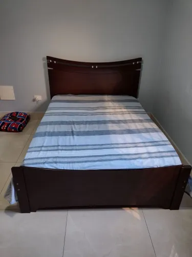 Cama de casal sem colchão. L