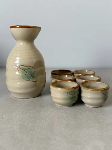 Conjunto para saquê tokkuri e ochoko em cerâmica