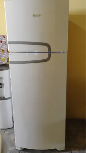Vendo Geladeira semi nova