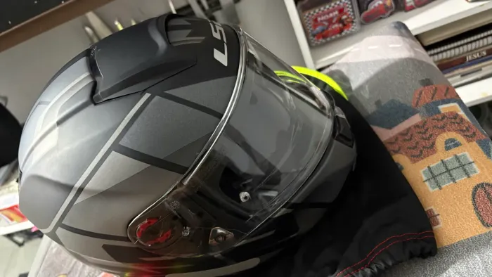 Capacete Ls2 FF397 cinza com preto com óculos interno