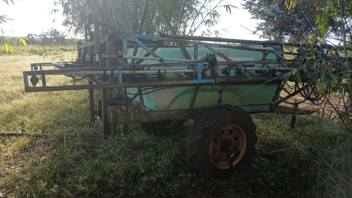 Pulverizador 2.000 litros bethould necessita revisão 