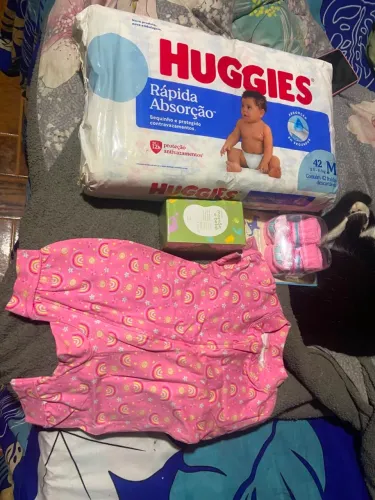 Kit bebe, fralda, roupa e perfume