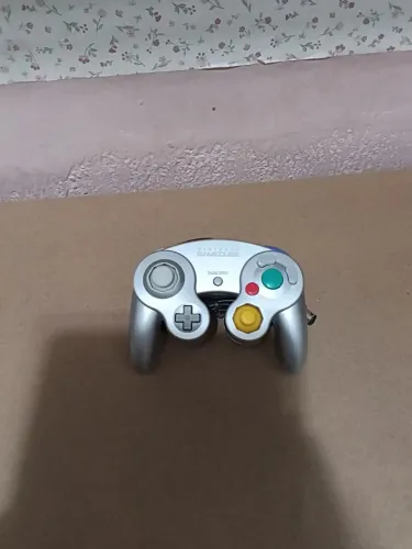 Vendo Controle Prateado de Nintendo GameCube Semi novo <br>