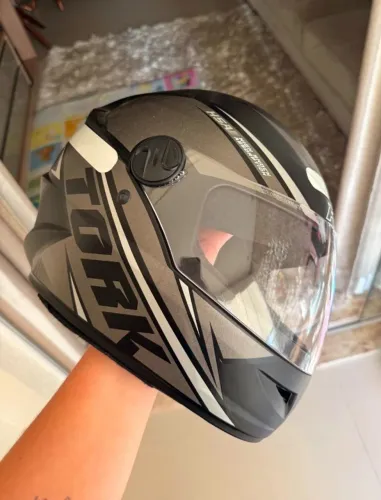 Capacete Protork Seminovo em estado de novo