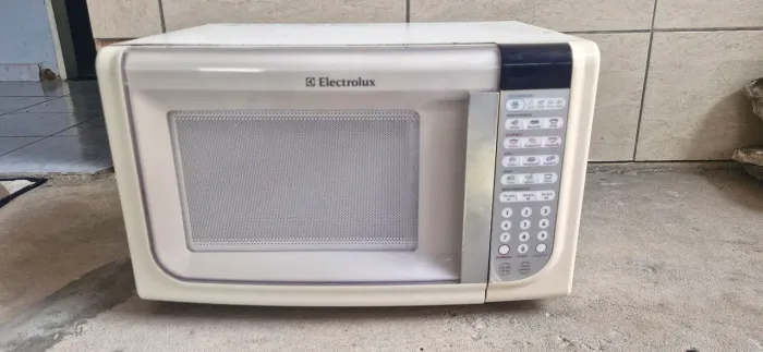 Microondas Electrolux 31 litros funcionando perfeitamente