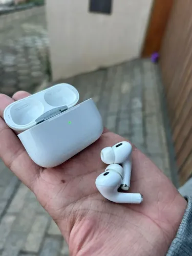 AirPods Pro Apple