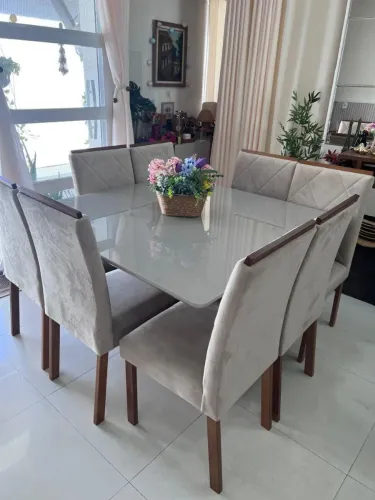 Vendo mesa com tampo de vidro, 8 Cadeiras e pé em madeira ripada! Valor 4.000mil, no pix