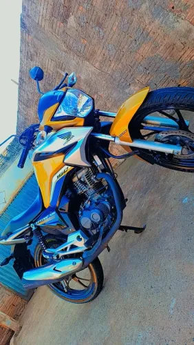 Vende-se moto completa modelo 2022 documento ok única dona mais informações *