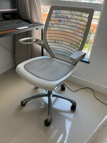 Cadeira de Escritório Giratória com Encosto Vazado - Ótimo Estado 