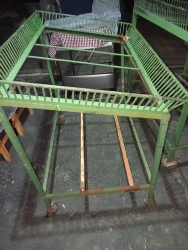 Expositor cesta com rodinhas