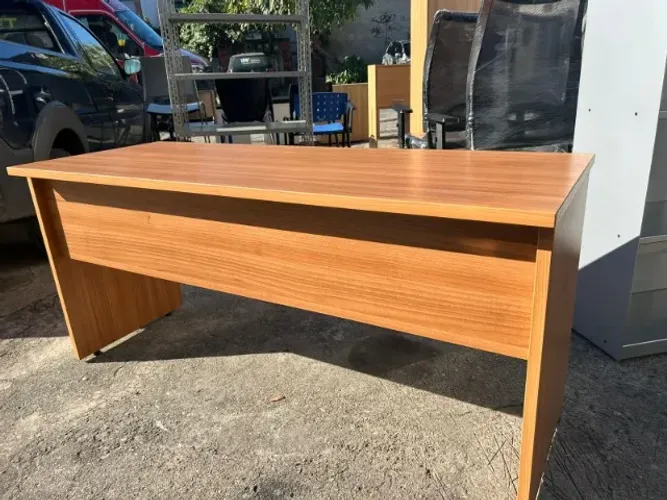 Vendo Mesa de Escritório Reta 1,60m - MDF - Pés Painel - Seminova
