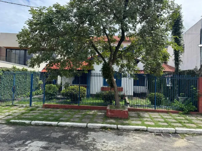 CASA COM PISCINA 4 quartos 4 VAGAS DE GARAGEM - Nova Iguaçu - RJ