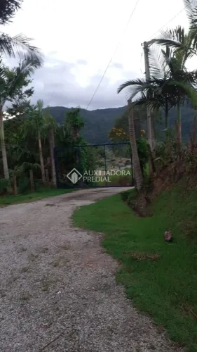 Chácara em Biguaçu com 7000m2 de terreno + casa com piscina, edícula e garagem coberta