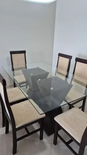 Vendo  mesa de jantar com 6 cadeiras