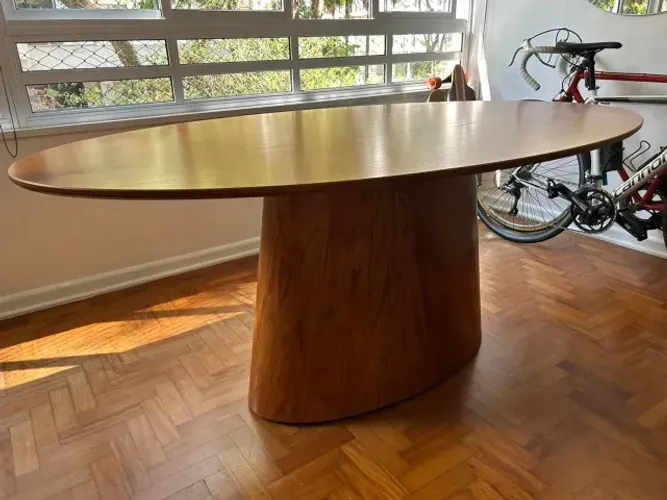 Mesa de jantar oval
