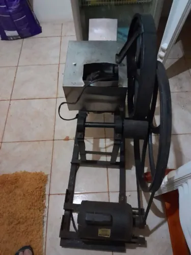 Vendo engenho de cana usado 220w, em ótimo estado, valor 3.000,00 reais