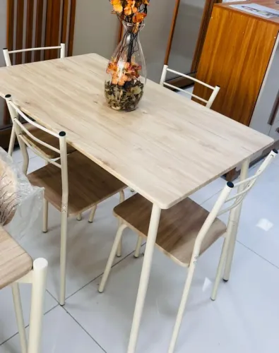 Mesa clássic com 4 cadeiras