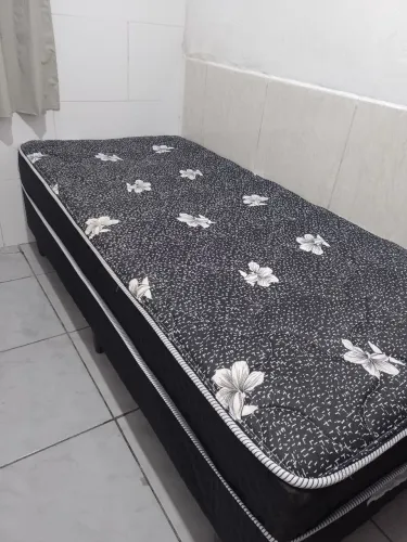 Cama box de solteiro semi nova - ótimo estado.