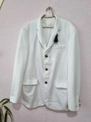 BLAZER BRANCO COM BROCHE PRETO E DOURADO