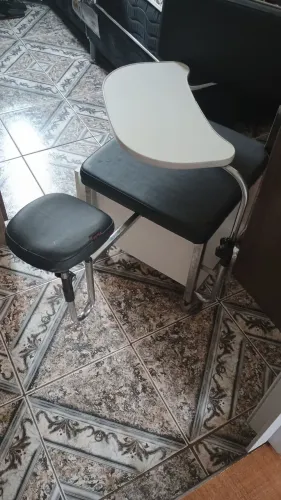Vendo uma cadeira de manicure sem avaria nenhuma semi nova com gaveta linda 