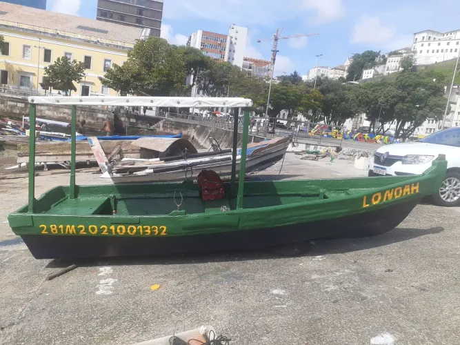 Barco de fibra, acompanhado de motor 15hp registrado
