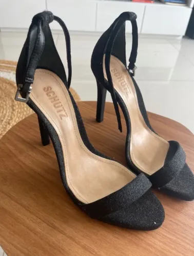 Salto alto preto com gliter