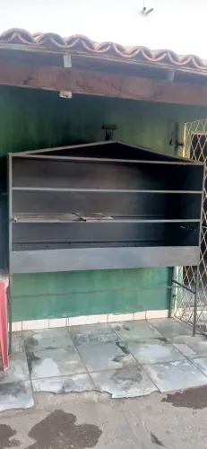 Churrasqueira Vertical de Ferro - Com Prateleiras de Apoio embutidas! ?