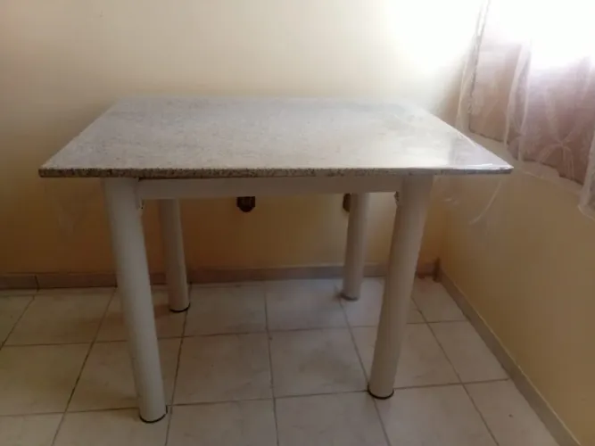 Mesa de jantar e cadeiras.