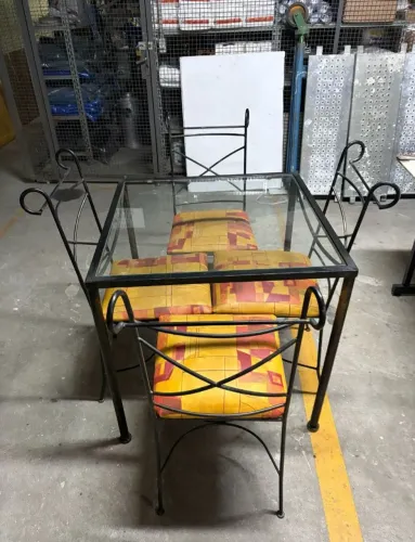 Conjunto de mesa e cadeiras de ferro 