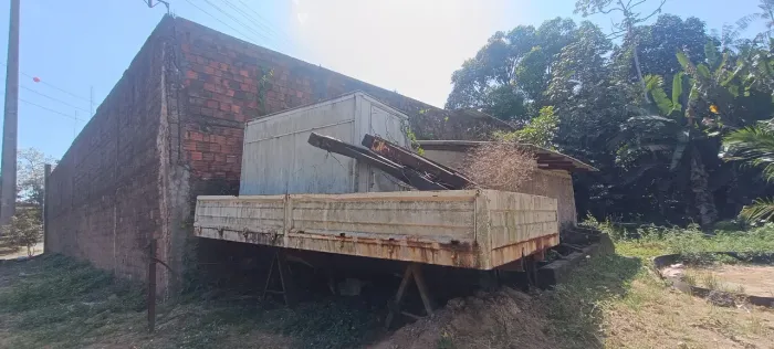 Cabine auxiliar, carroceria de ferro e par de malhal metalico 