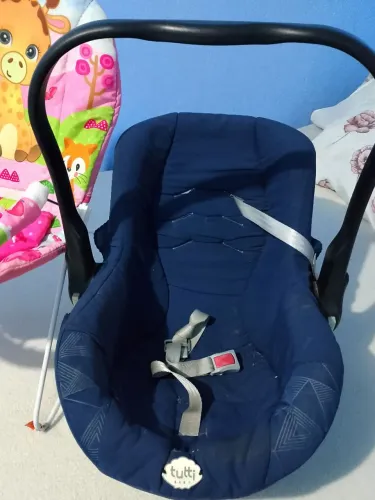 Vendo cadeirinha de balanço vibra e toca + bb conforto usado