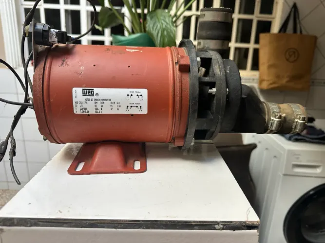 Vendo motor de indução monofásico WEG cv 1/2 220v semi novo, era da hidromassagem.