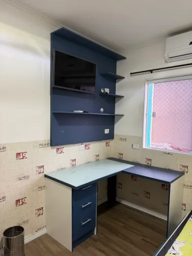 Escrivaninha com lousa de vidro + 2 painéis para tv