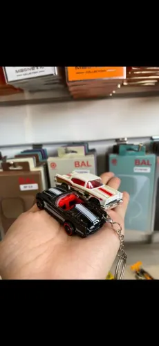 Carrinhos colecionáveis e chaveiros 