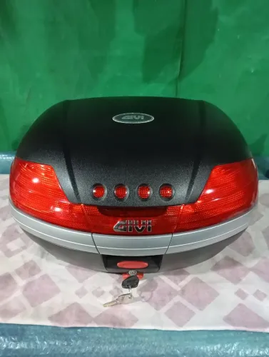 Baú givi novo ,46 litros de capacidade, completo com base monokey M5