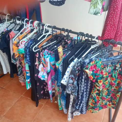 Lote de roupas femininas $3.25 a peça 80 peças blusas calças e sapatos semi novo