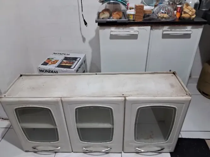 vendo por 300,00, dois Armários de aço usado de cozinha um de parede e o outro com balção